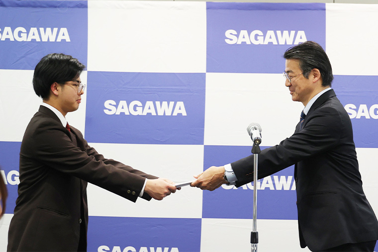 運営事務局より、各校がセンサーカメラで撮影した動物の写真をデザインしたクリアファイルが授与されました。