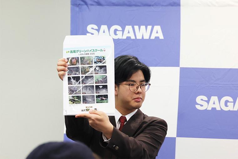 運営事務局より、各校がセンサーカメラで撮影した動物の写真をデザインしたクリアファイルが授与されました。