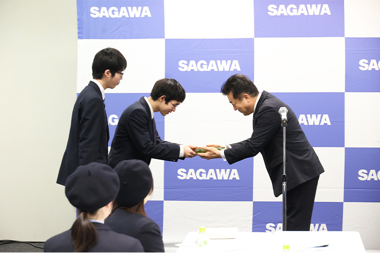 続いて、佐川急便より、各校へ記念楯と修了証が授与されました。