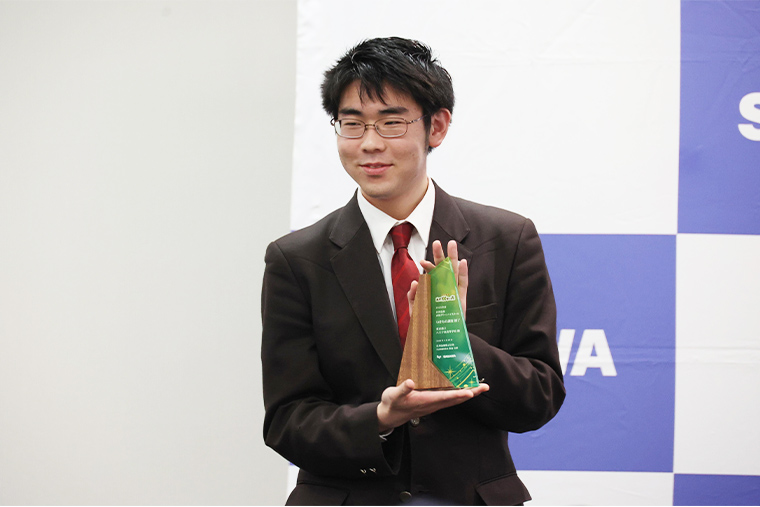 続いて、佐川急便より、各校へ記念楯と修了証が授与されました。