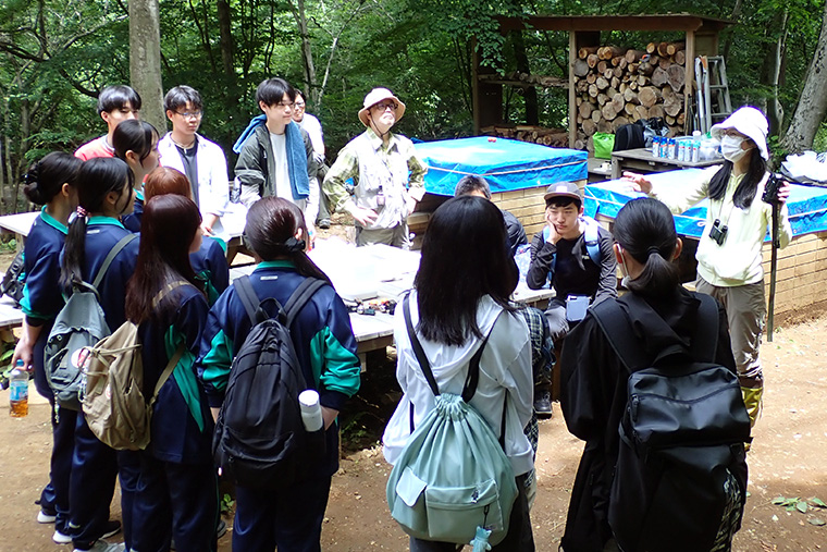 昨年から引き続き参加いただいている先輩メンバーから
                センサーカメラの使い方について説明がありました。