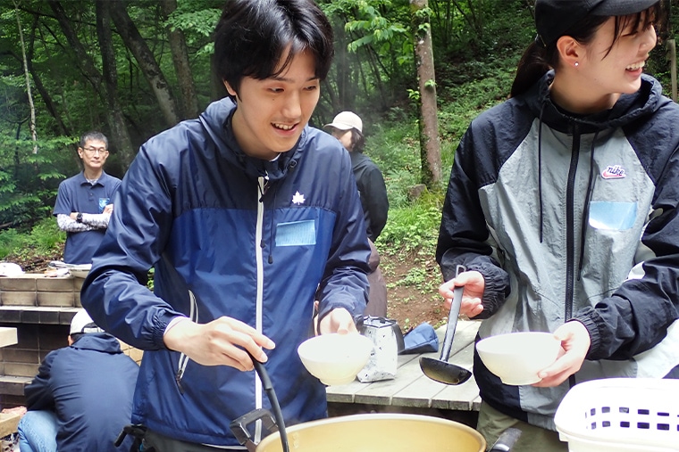 分担作業で、スープ、ソーセージ、肉などを調理して自然の中で賑やかな食事となりました。