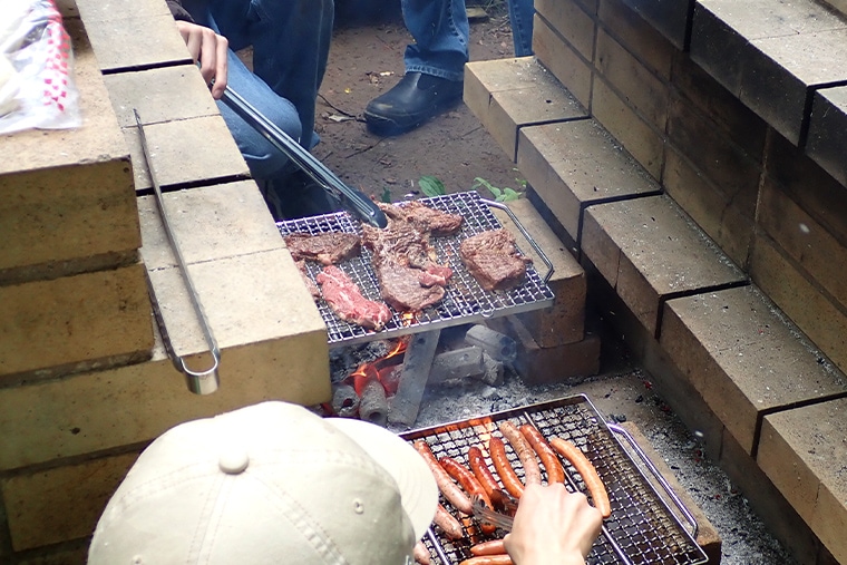 分担作業で、スープ、ソーセージ、肉などを調理して自然の中で賑やかな食事となりました。