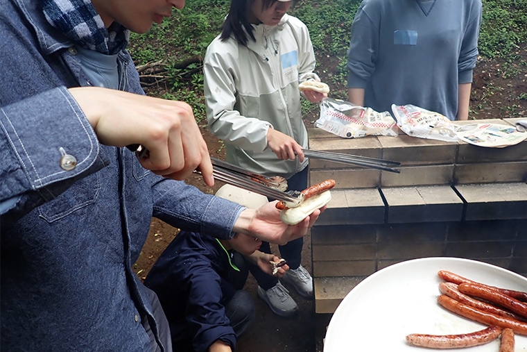 分担作業で、スープ、ソーセージ、肉などを調理して自然の中で賑やかな食事となりました。