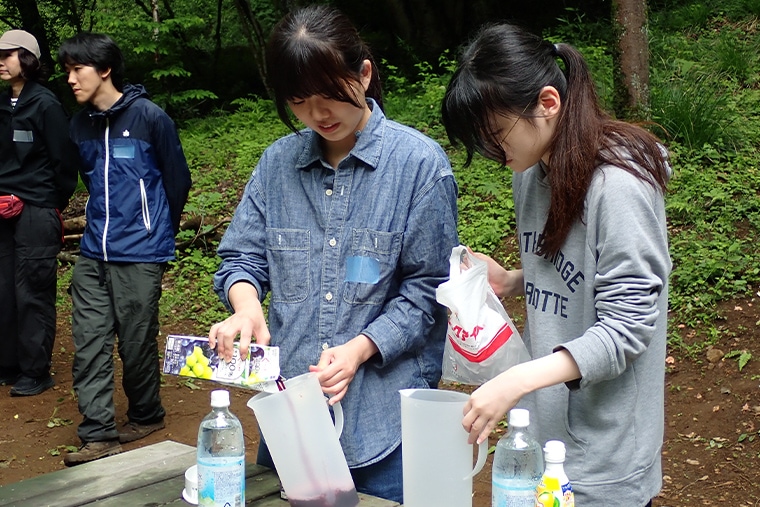 ハーブを浮かべて爽やかなジュースが出来上がりました。