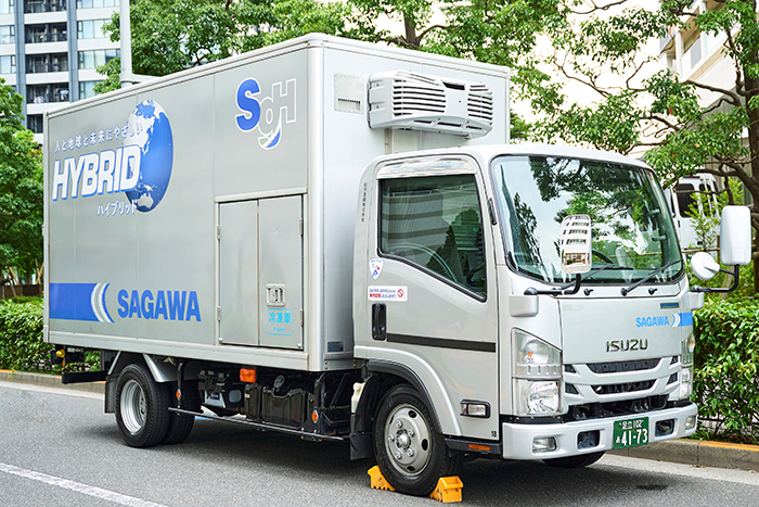 3トン車。THE佐川急便のトラックと言えばこれ。場所を問わず全国各地で活躍している。ハイブリッド車は、電気の力とエンジンの力を掛け合わせて走行する。