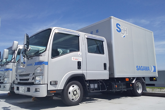 変わり種その3、教習車。運転席には後部座席が付いている。講師と研修生が同乗し、トラックの特性や安全運転の教習で使われている。