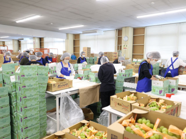 佐川急便のグループ会社と連携して梱包作業を行っています