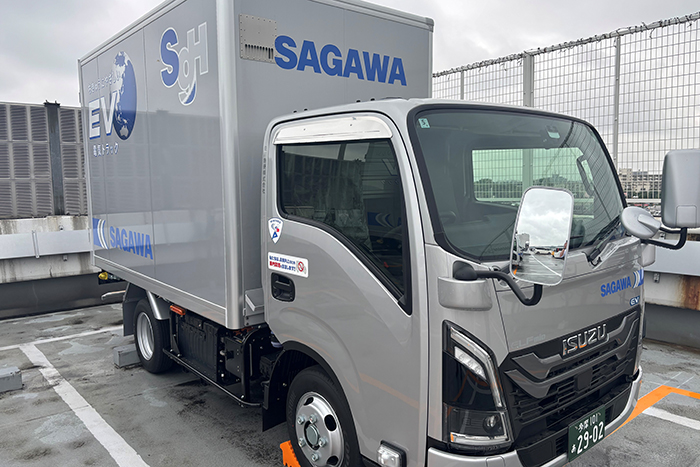 普通免許でも乗務できる車両として大活躍しているEV車。充電して蓄えた電気を使用して走行する。