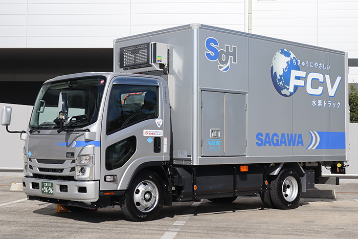 こちらはFCVの3トン車。充填した水素と酸素で発電し、その力でモーターを動かす。地球にやさしい上にたくさんの荷物を運べる力持ち。