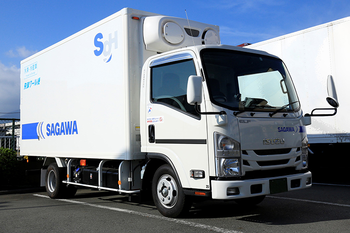 3トンのクール専用車。荷台全てが冷蔵、冷凍の温度帯を保てる構造になっている。食品を積載することが多いので、ドライバーはすのこ下の掃除も行う。