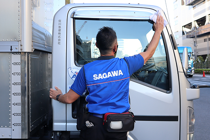 相棒の窓をきれいにするドライバー。慣れた手つきが相棒への愛を感じます。