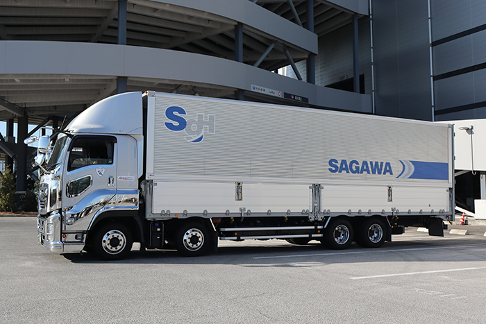 車体も大きく、長い大型車。その大きさ故に運転技術も必要だが、運転席からの眺めは格別。全国へ荷物を輸送する際の長距離輸送を主に行っている。