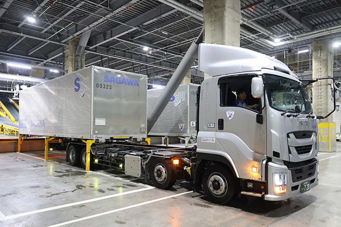 スワップボディ車(大型)。運転席と荷台が脱着式になっている。荷台での積み込み作業と運転作業を分けることができ、ドライバーの長時間労働の改善が図れる。