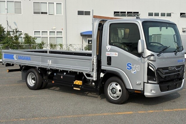 変わり種その1、営業所に納車される前の新品の3トン平ボディ車。今期初導入し、一次産業のお客さまを全力サポート中。