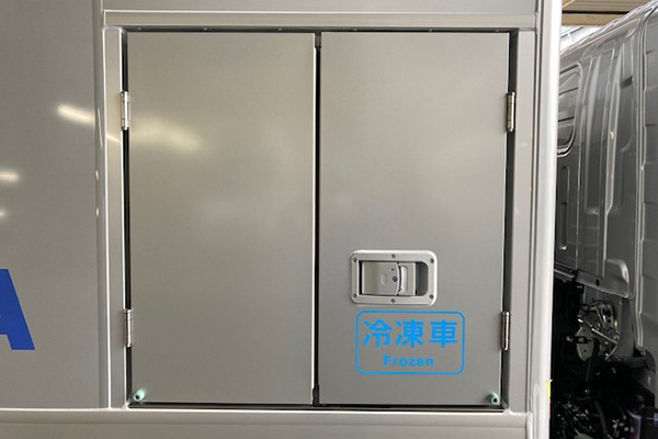 荷台右側のル便庫は冷凍庫になっている。