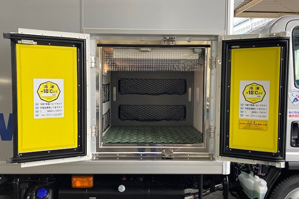 扉を開くと蓄冷材を入れるネット状のポケットが付いている。