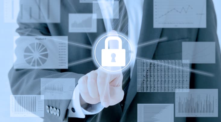 スーツを着た人物が指し示す画面中央に白い南京錠のアイコンがある図。周囲には棒グラフや円グラフ、数値データを含む複数の半透明パネルがある。