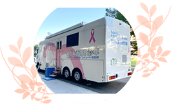 ピンクのリボンが描かれた白い乳がん検診車。