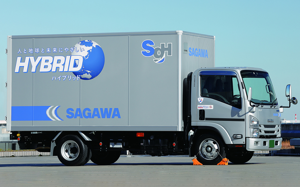 佐川急便のハイブリッドトラック。人と地球と未来にやさしい HYBRID SGH SAGAWAの文字と地球儀の図形。