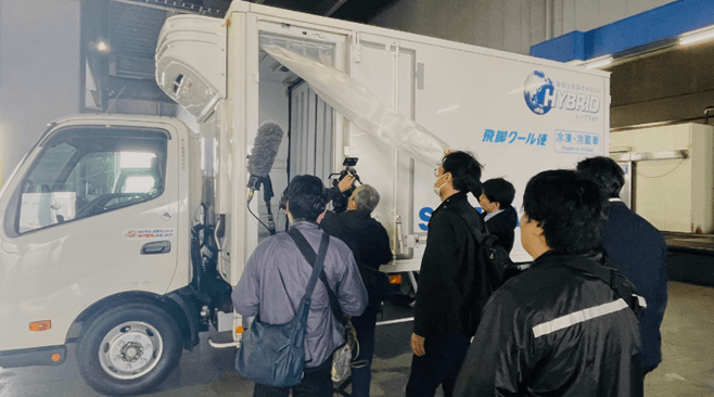 飛脚クール便専用車を取材する撮影クルー