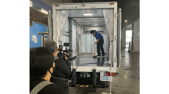 飛脚クール便専用車の車両美化風景