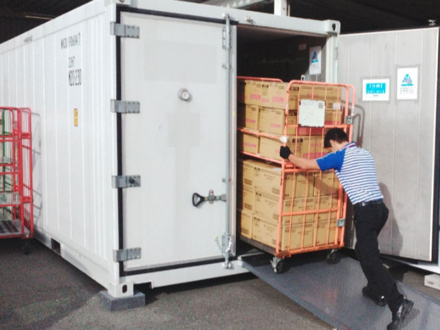 普段使用している冷蔵・冷凍庫と同様の仕組みで、冷たい空気をコンテナ庫内に送り込みます