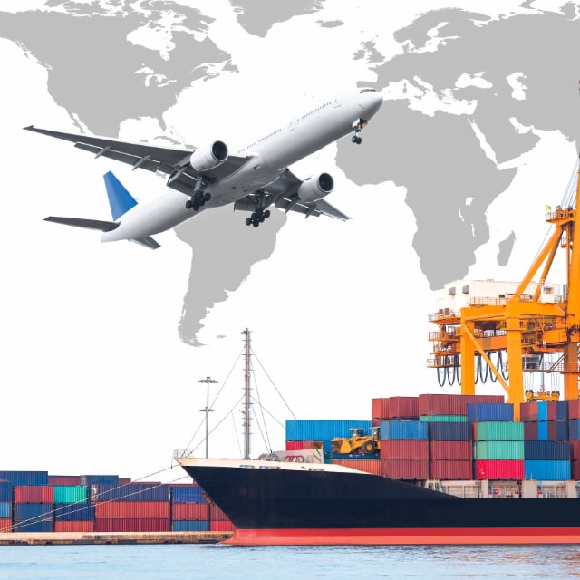 小口貨物から大型貨物の輸送まで佐川急便を中心とした国内外の強固なグループネットワークで輸送